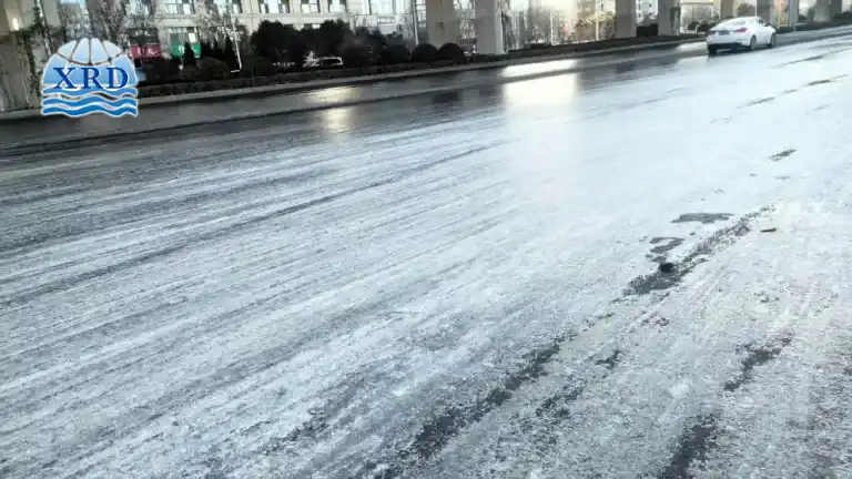 Réduction du risque de regel : applications de chlorure de calcium dans le dégivrage routier hivernal